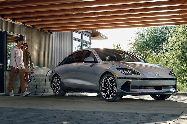 가정용 충전기로 충전 중인 아이오닉 6.