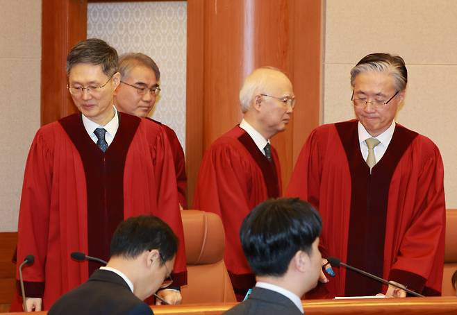문형배 헌법재판소장 권한대행 등 헌재 재판관들이 24일 서울 종로구 헌법재판소에서 열린 한덕수 국무총리 탄핵 심판 선고를 위해 대심판정으로 들어서고 있다. 연합뉴스