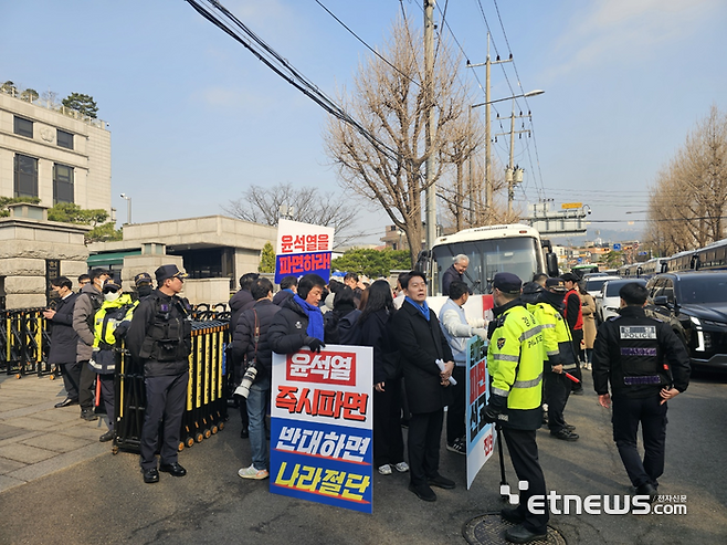 여야가 1일 헌재 앞에서 시위를 펼치고 있다. 사진=최기창 기자