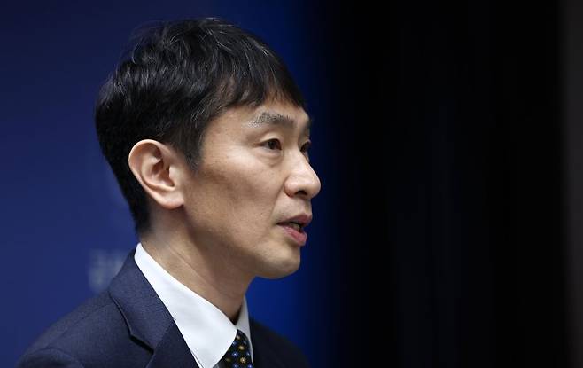 이복현 금융감독원장이 지난 19일 서울 영등포구 금융감독원 브리핑룸에서 열린 출입기자단 간담회에서 우리금융과 홈플러스, 상법개정안 등 주요 현안에 대해 발언하고 있다. 연합뉴스 제공.