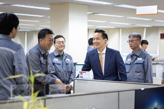 김동관 한화그룹 부회장(오른쪽 두번째)이 한화오션 거제 사업장에 방문해 임직원과 인사를 나누고 있다. 한화그룹 제공