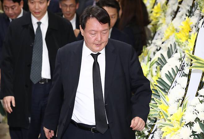 2019년 12월2일 윤석열 당시 검찰총장이 전 검찰 수사관 출신 백아무개 청와대 특감반원의 빈소를 조문한 뒤 굳은 표정으로 나오고 있다. 연합뉴스