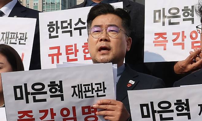 박찬대 더불어민주당 원내대표가 지난 1일 오전 서울 광화문 정부서울청사 앞에서 기자회견을 열어 한덕수 대통령 권한대행 국무총리의 마은혁 헌법재판관 임명을 촉구하고 있다. 신소영 기자 viator@hani.co.kr