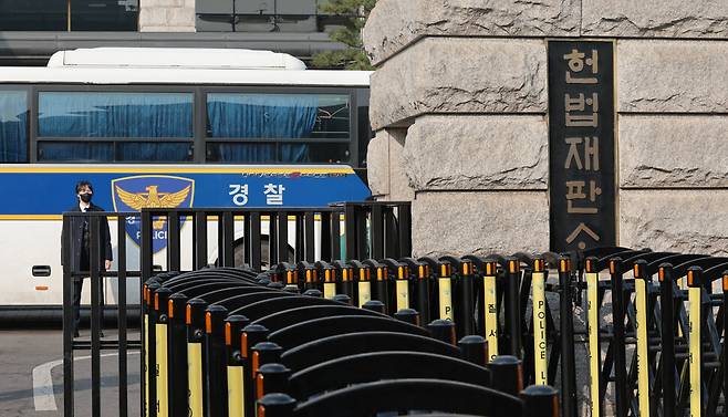 윤석열 대통령 탄핵심판 심리가 4월로 넘어온 1일 서울 종로구 헌법재판소에서 출입이 통제되고 있다. 연합뉴스
