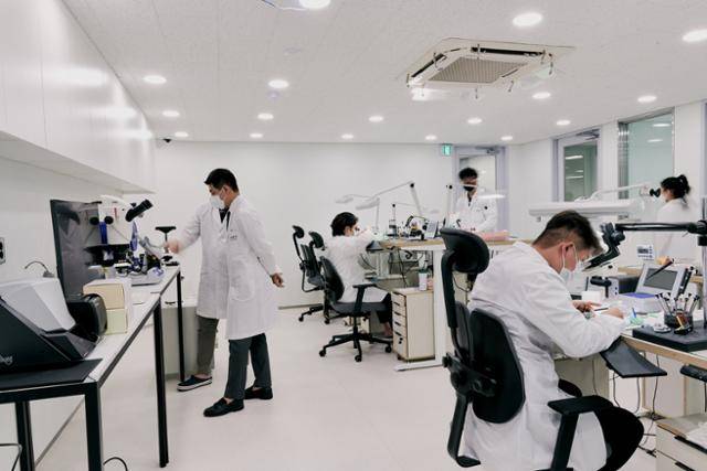 온라인 명품 시계 거래소 바이버가 운영하는 연구소 모습. 명품 시계업체에서 10년 이상 근무한 연구원들이 이곳에서 명품 시계를 감정한다. 바이버 제공