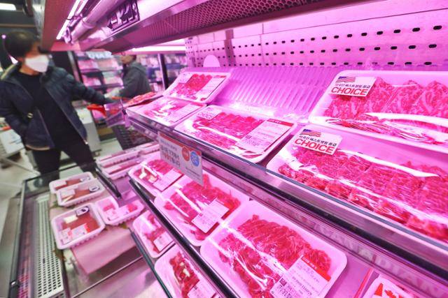 미국 무역대표부(USTR)가 지난달 31일 공개한 '2025 국가별 무역장벽보고서'를 통해 2008년 한미 간 소고기 시장 개방 합의 때 한국이 월령 30개월 미만 소에서 나온 고기만 수입하도록 한 것을 "과도기적 조치"로 규정하며 "16년간 유지됐다"고 비판했다. 연합뉴스