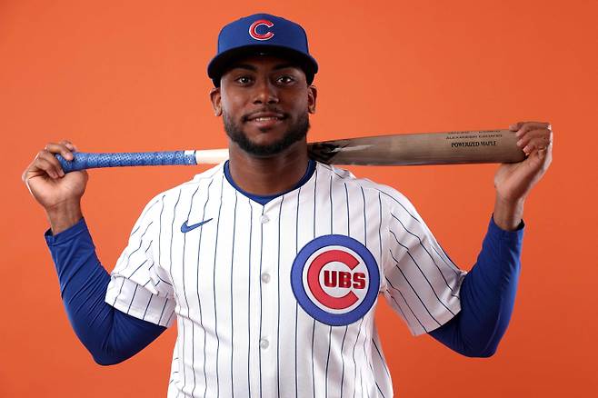 <yonhap photo-2589="">지난 2월 시카고 컵스 소속으로 프로필 사진을 찍은 알렉산더 카나리오. 카나리오는 이후 뉴욕 메츠로 이적했고 1일(한국시간) 피츠버그행 소속이 전해졌다. [AFP=연합뉴스]</yonhap>