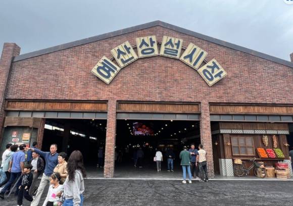 백종원 더본코리아 대표와 관련된 논란이 올해 들어 끊이지 않는 가운데 그를 내세워 명소로 거듭난 예산시장 역시 불안에 시달리고 있다. 예산상설시장 전경. [사진=예산군청]