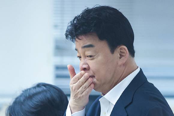 백종원 더본코리아 대표가 지난달 28일 서울 서초구 스페이스쉐어 강남역센터에서 열린 첫 정기 주주총회에 참석하고 있다. [사진=연합뉴스]