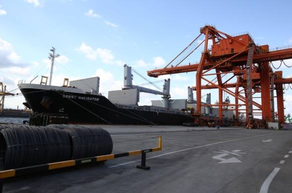 포항제철소 제 3부두에서 철강제품을 선적하고 있다. [사진=포스코 ]