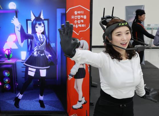 지난해 10월 서울 서초구 aT센터에서 열린 ‘2024 코리아 메타버스 페스티벌’의 한 부스에서 관계자가 버튜버(버추얼 유튜버)를 위한 모션 캡처 장비를 시연하고 있다. 연합뉴스