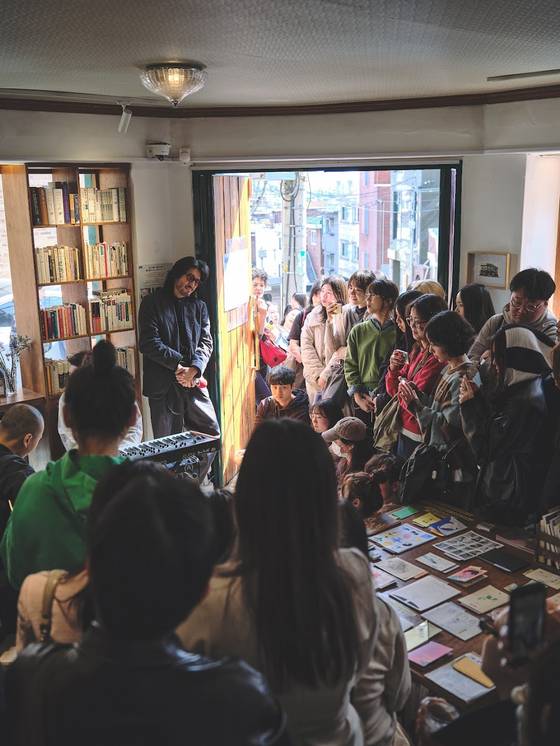지난달 15일 서울 용산구 해방촌에 위치한 서점 '풀무질'에서 새단장 행사를 열고 있다. 사진 풀무질 제공