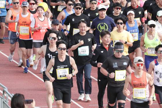 이동환 고양시장(두 번째줄 왼쪽 두 번째)이 지난해 4월 21일 고양시ㆍ중앙일보ㆍJTBC가 공동 개최한 ‘2024 고양특례시 JTBC 하프 마라톤 대회’에 참가했다. 사진 고양시