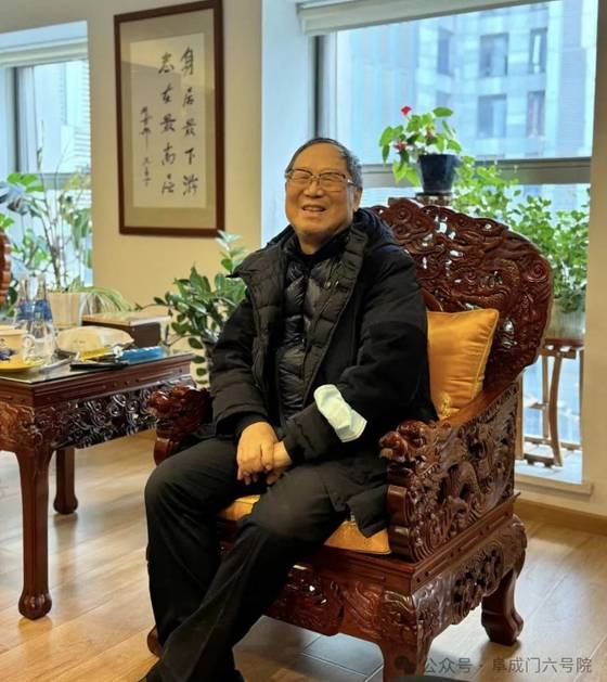 올해 춘절 후 베이징 자택의 후더화. 뒤로 “몸은 가장 아래에 머물고, 뜻은 가장 위에 자리한다(身居最下游 志在最高層)”는 후야오방 전 총서기의 친필이 보인다. 왕밍위안 위챗 캡처