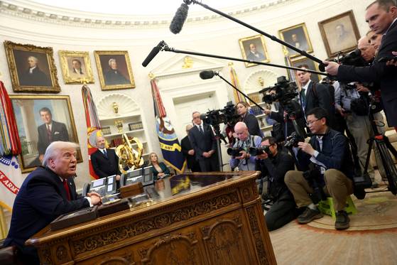 지난달 26일 백악관 집무실(Oval office)에서 기자회견하는 트럼프 미 대통령. REUTERS=연합뉴스