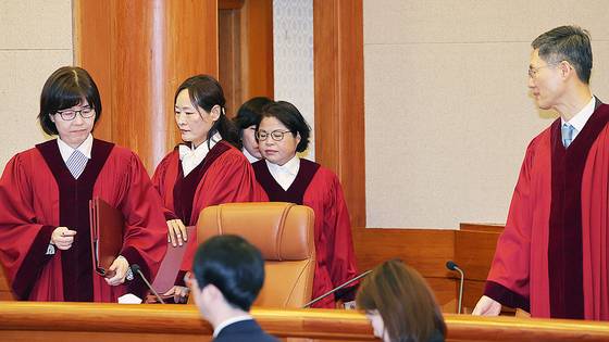 헌법재판관들이 지난달 27일 일반 헌법소원 사건 선고를 위해 서울 종로구 헌법재판소 대심판정에 입장하고 있다. 전민규 기자