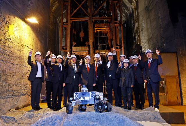 ▲ ‘폐광 내 달 현지자원 실증 시연’ 설명회가 최근 옛 함태광업 폐갱도 일원에서 이상호 태백시장과 이철규 국회의원, 이평구 한국지질자원연구원장 등이 참석한 가운데 열렸다.