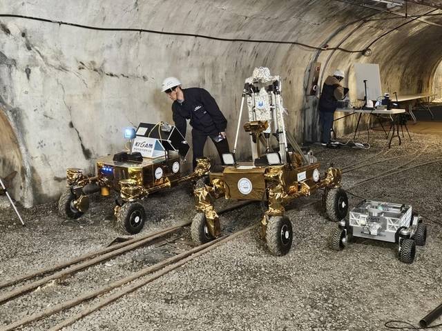 ▲ 지난 28일 강원 태백 옛 함태광업소 폐갱도에서 달 탐사 로버가 달 현지자원 개발 기술을 시연하고 있다. 2025.3.31 연합뉴스