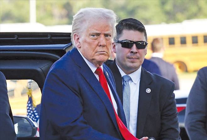 도널드 트럼프 미국 대통령이 30일(현지시간) 플로리다주 마러라고에서 워싱턴DC로 돌아가는 에어포스원에 탑승하기 위해 차에서 내리고 있다. 트럼프 대통령은 기내에서 4월 2일 발표할 상호관세에 대해 “모든 국가를 대상으로 시작할 것”이라고 밝혔다.   로이터연합뉴스