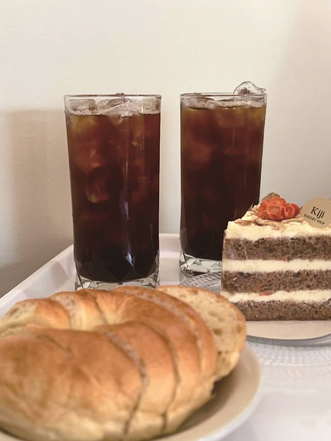 (좌) 우유 베이글, (우) 당근케이크. 사진=박소윤