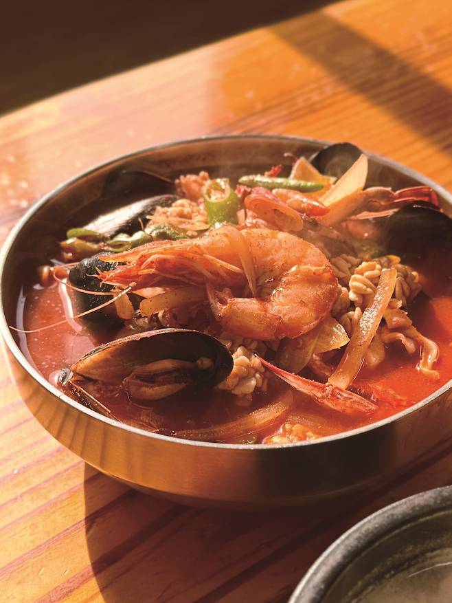 잣을 넣어 반죽한 면과 시원한 국물이 조화로운 잣해물짬뽕. 사진=박소윤