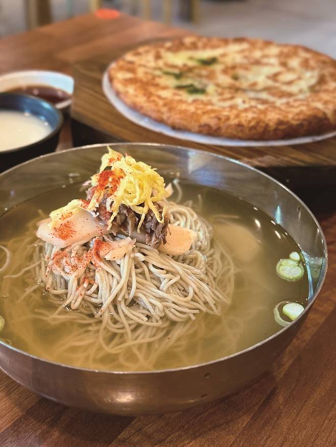 평양냉면 본연의 맛을 즐기려면 식초와 겨자를 넣지 않고 맛보길 추천한다. 사진=박소윤