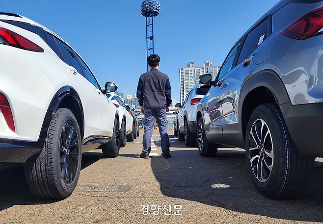 한국GM 용역업체 비정규직 직원 이모씨가 28일 인천 한국GM 부평공장 내 차 출하장에서 완성차들 사이로 서 있다. 김세훈 기자