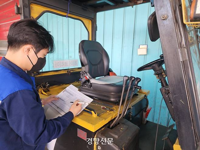 한국GM 용역업체 비정규직 직원 이모씨가 28일 인천 한국GM 부평공장에서 지게차 점검 업무를 하고 있다. 김세훈 기자