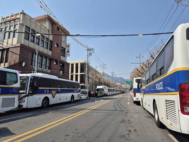 경찰이 1일 윤석열 대통령 탄핵심판 선고일을 대비해 헌법재판소 100m를 ‘진공상태’로 만드는 작업을 진행하고 있다. 이예솔 기자