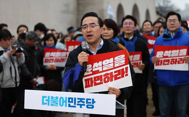 윤석열 대통령 파면 촉구 도보행진에 참가한 박홍근 더불어민주당 의원이 12일 서울 종로구 광화문에 도착해 기자회견을 하고 있다. 연합뉴스