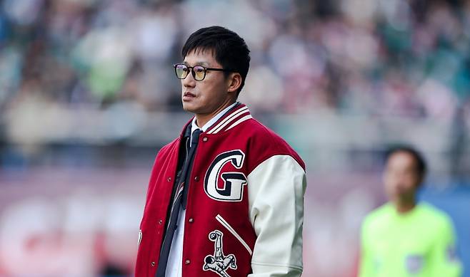 이정효 광주FC 감독이 지난달 29일 대전월드컵경기장에서 열린 2025 K리그1 대전 하나시티즌과 6라운드 경기 중 그라운드를 지켜보고 있다. 한국프로축구연맹 제공