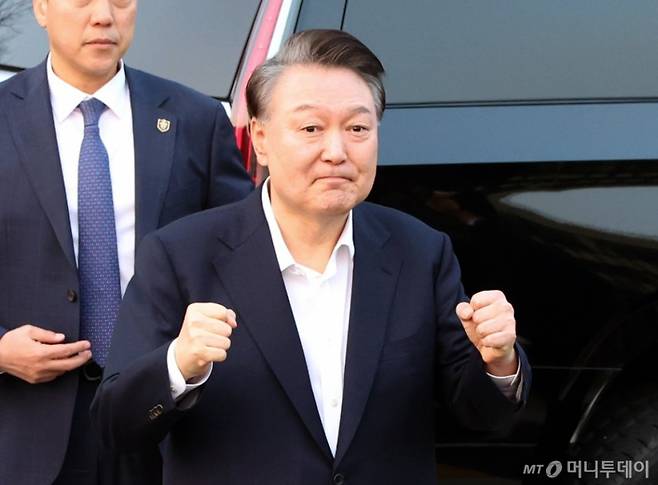 윤석열 대통령이 지난 8일 오후 서울 용산구 한남동 관저 입구에서 지지자들에게 인사하고 있다./ 사진제공=뉴시스