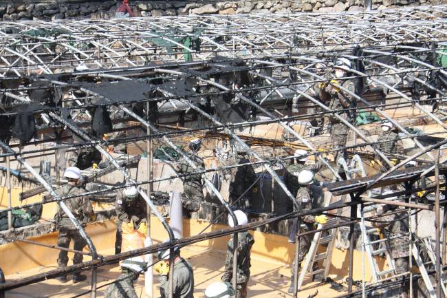 산불피해 복구 구슬땀 31일 산불로 피해를 본 경북 영덕군 영덕읍 석리 한 수산양식장에 육군 50사단 소속 장병이 투입돼 철거 작업을 돕고 있다. 뉴시스