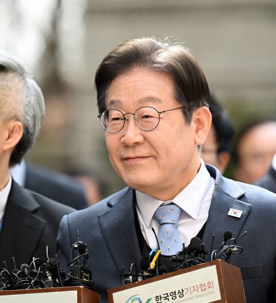 이재명 더불어민주당 대표가 26일 서울 서초구 서울고등법원에서 열린 공직선거법 위반 혐의 항소심 선고 공판에 출석하고 있다. 사진공동취재단