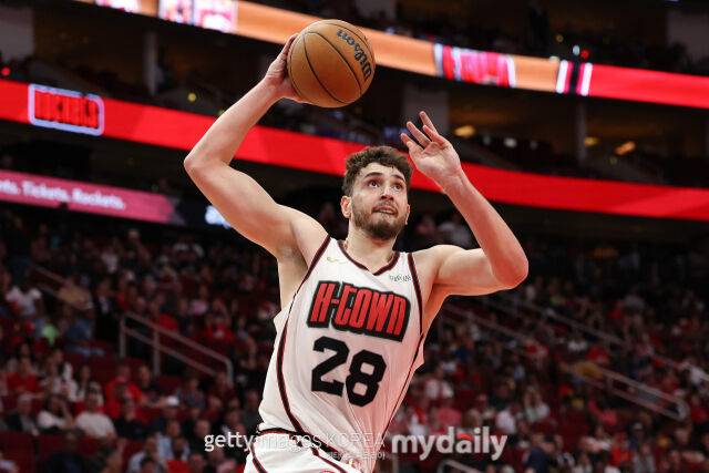 덩크를 시도하는 휴스턴의 알페렌 센귄. /게티이미지코리아