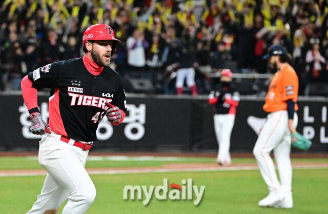 2025년 3월 28일 오후 대전 한화생명 볼파크에서 진행된 '2025 신한 SOL뱅크 KBO 리그' KIA 타이거즈와 한화 이글스의 경기. KIA 위즈덤이 7회초 선두타자 홈런을 친 뒤 그라운드를 돌고 있다./대전=유진형 기자 zolong@mydaily.co.kr