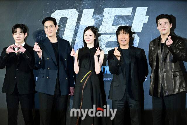 2025년 3월 13일 오전 서울 코엑스 메가박스에서 진행된 영화 '야당' 제작보고회에서 출연진들이 포즈를 취하고 있다.(왼쪽부터 류경수,박해준,채원빈, 유해진, 강하늘)'야당'은 대한민국 마약판을 설계하는 브로커 ‘야당’, 더 높은 곳에 오르려는 ‘검사’, 마약 범죄 소탕에 모든 것을 건 ‘형사’가 서로 다른 목적을 가지고 엮이며 펼쳐지는 범죄 액션 영화다.