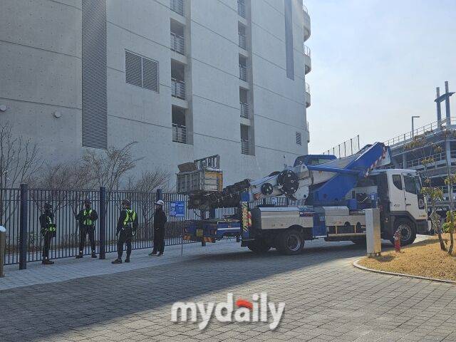 구조물 낙하 사망 사고 이후 시설 점검을 하고 있는 창원 NC파크./창원=심혜진 기자