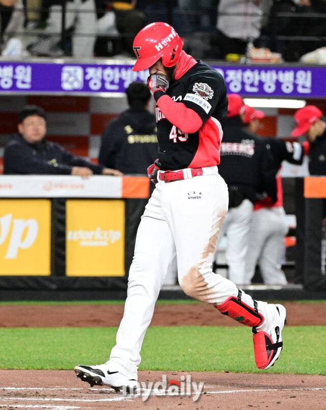 2025년 3월 28일 오후 대전 한화생명 볼파크에서 진행된 '2025 신한 SOL뱅크 KBO 리그' KIA 타이거즈와 한화 이글스의 경기. KIA 위즈덤이 7회초 선두타자 홈런을 친 뒤 홈을 밟고 있다./대전=유진형 기자 zolong@mydaily.co.kr