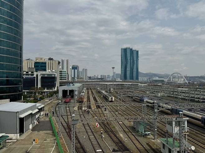 부산시 중구 중앙동에 위치한 부산역 조차장에서 바라본 경부선 철도지하화 통합개발 대상 부지 모습  신혜원 기자