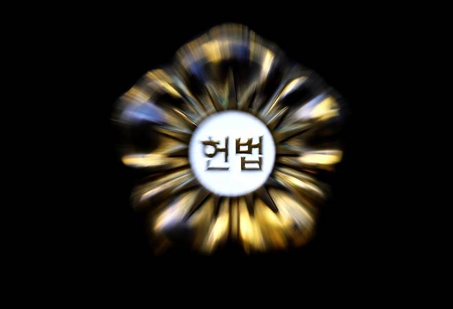 헌법재판소가 윤석열 대통령의 탄핵심판 결정 선고일을 지정하지 않으면서 정국이 여전히 안갯속에 갇힌 가운데 25일 오전 서울 종로구 헌법재판소에 헌법재판소 마크가 설치되어 있다. 이상섭 기자