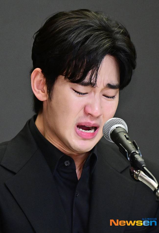 3월 31일 기자회견 도중 가세연 주장에 반박하며 울먹이는 배우 김수현(뉴스엔DB)