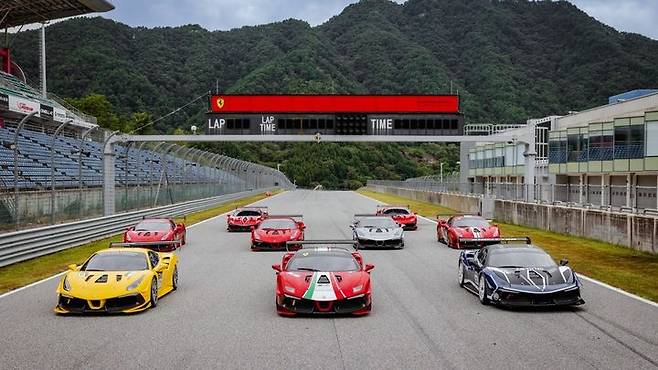 [서울=뉴시스] 페라리가 지난해 10월 5일부터 6일까지 강원도 인제스피디움에서 진행한 고객대상 레이싱 프로그램 '파씨오네 페라리 클럽 챌린지 2024' 모습. (사진=페라리 제공) 2025.03.31 photo@newsis.com *재판매 및 DB 금지