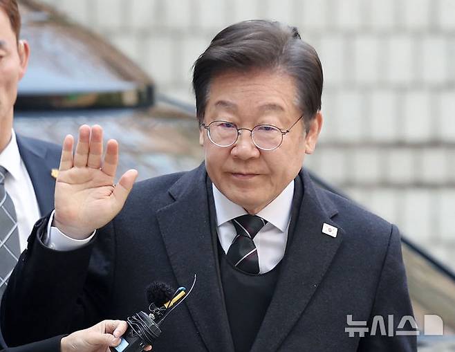[서울=뉴시스] 김진아 기자 = 이재명 더불어민주당 대표가 1일 서울 서초구 서울중앙지방법원에서 열린 대장동 배임 및 성남FC 뇌물 의혹 공판에 출석하고 있다. 2025.04.01. bluesoda@newsis.com