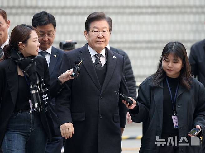 [서울=뉴시스] 김진아 기자 = 이재명 더불어민주당 대표가 1일 서울 서초구 서울중앙지방법원에서 열린 대장동 배임 및 성남FC 뇌물 의혹 공판에 출석하고 있다. 2025.04.01. bluesoda@newsis.com