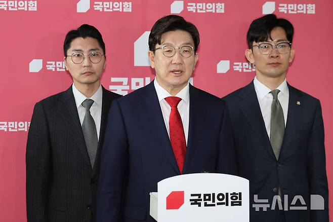 [서울=뉴시스] 권창회 기자 = 권성동 국민의힘 원내대표가 1일 오전 서울 여의도 국회에서 열린 원내대책회의를 마치고 취재진 질문에 답하고 있다. 2025.04.01. kch0523@newsis.com