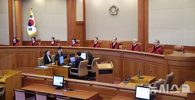 [서울=뉴시스] 정병혁 기자 = 헌법재판관들이 27일 일반 헌법소원 사건 선고를 위해 서울 종로구 헌법재판소 대심판정에 입장하고 있다.(공동취재) 2025.03.27. photo@newsis.com
