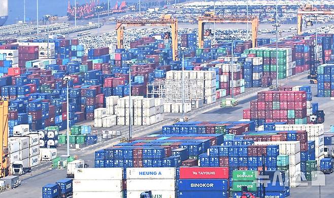 [평택=뉴시스] 김종택 기자 = 도널드 트럼프 미국 대통령의 상호관세 발표를 앞둔 1일 경기도 평택시 포승읍 평택항 수출 야적장에 컨테이너들이 쌓여 있다. 2025.04.01. jtk@newsis.com