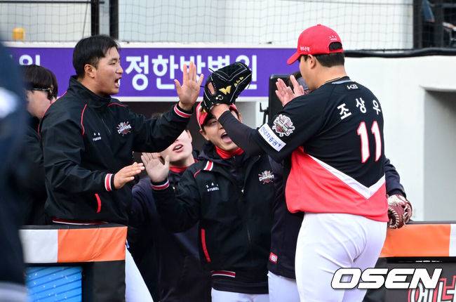 [OSEN=대전, 최규한 기자] 7회말 2사 1, 2루 상황 한화 채은성을 내야 땅볼로 이끌며 이닝을 막아낸 KIA 투수 조상우가 더그아웃으로 향하고 있다. 2025.03.30 / dreamer@osen.co.kr