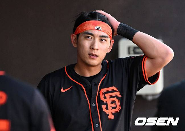 [OSEN=피오리아(미국), 이대선 기자] 28일(한국시간) 미국 애리조나주 스코츠데일 스타디움에서 2025 메이저리그 시범경기 시애틀 매리너스와 샌프란시스코 자이언츠의 경기가 열렸다.8개월 가량 재활을 마친 샌프란시스코 자이언츠 이정후는 이제 메이저리그 데뷔 2년차 시즌을 준비한다. 1회초 샌프란시스코 자이언츠 이정후가 수비를 준비하고 있다. 2025.02.28 / sunday@osen.co.kr